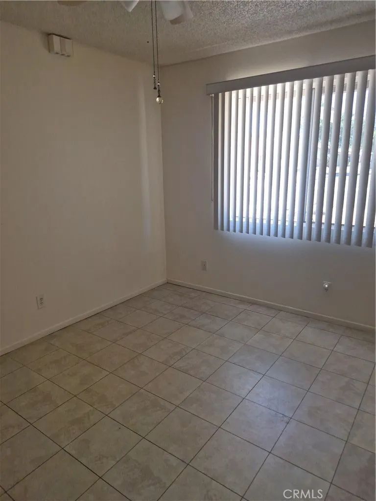 1925 Silver Oak Way Hemet, CA 92545