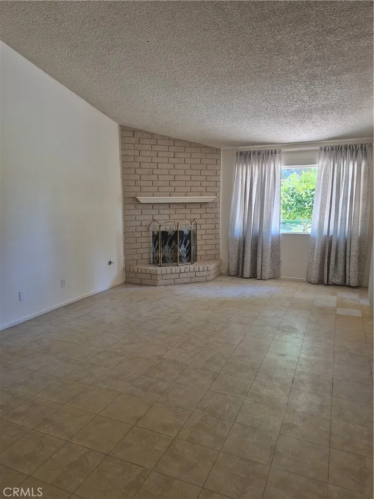1925 Silver Oak Way Hemet, CA 92545