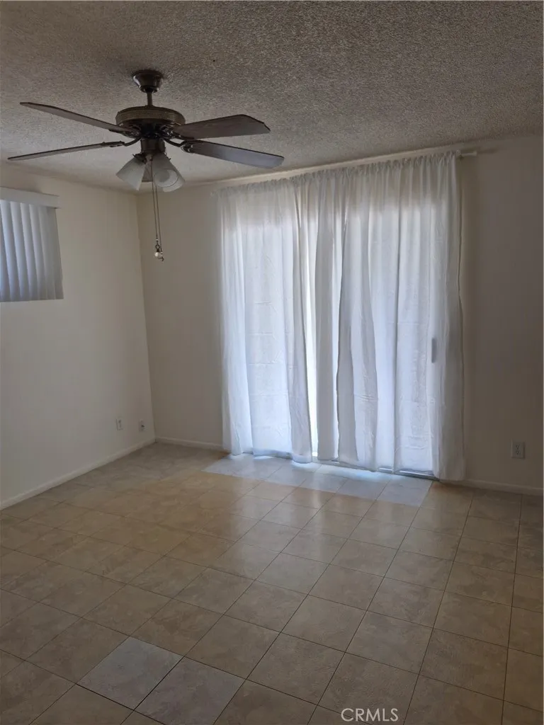 1925 Silver Oak Way Hemet, CA 92545