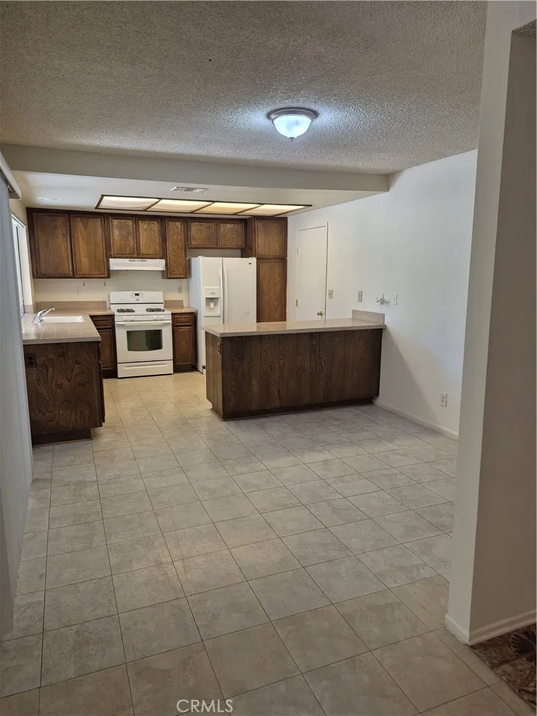 1925 Silver Oak Way Hemet, CA 92545