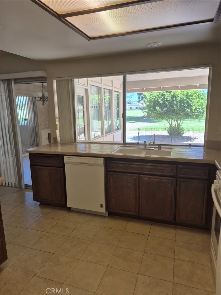 1925 Silver Oak Way Hemet, CA 92545