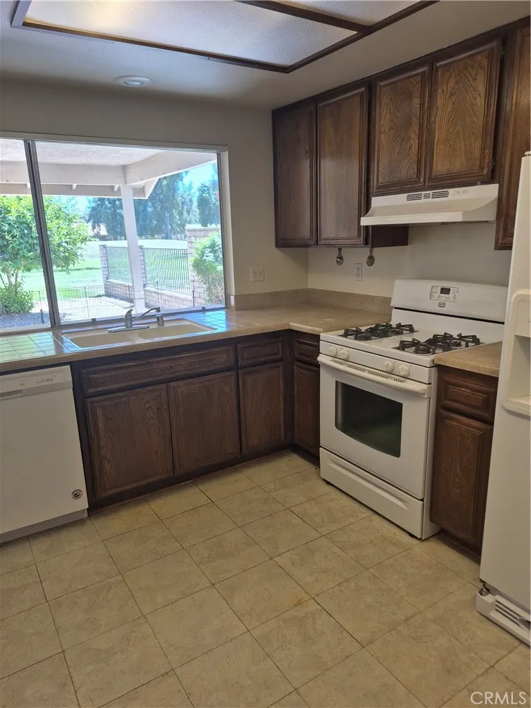 1925 Silver Oak Way Hemet, CA 92545