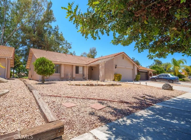 1925 Silver Oak Way Hemet, CA 92545