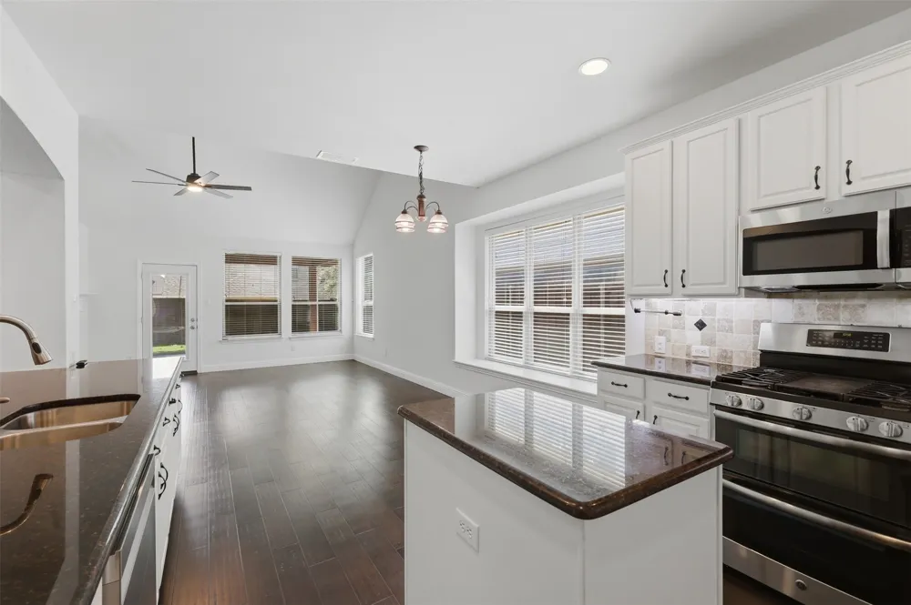6974 Shoreview Drive Grand Prairie, TX 75054