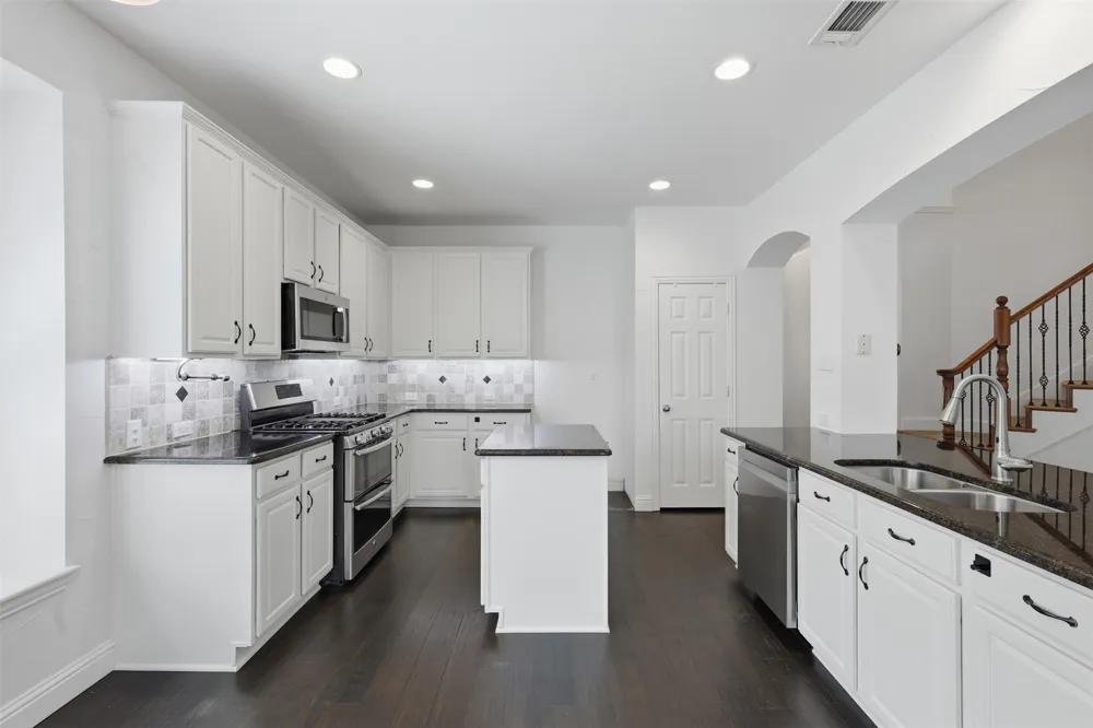 6974 Shoreview Drive Grand Prairie, TX 75054