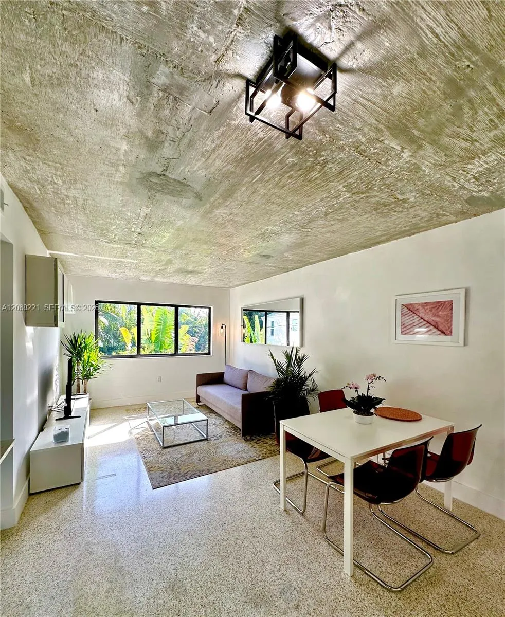 190 NW 69th St #6 Miami, FL 33150