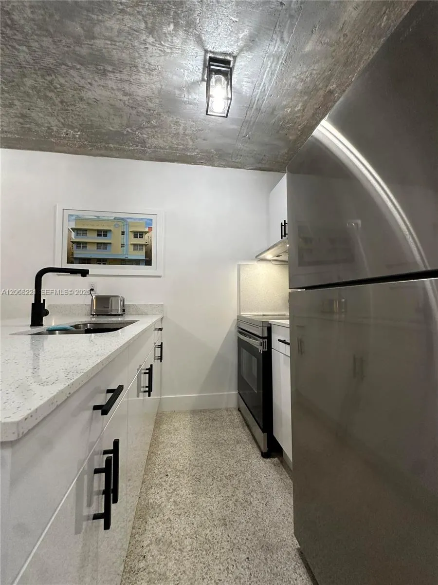 190 NW 69th St #6 Miami, FL 33150