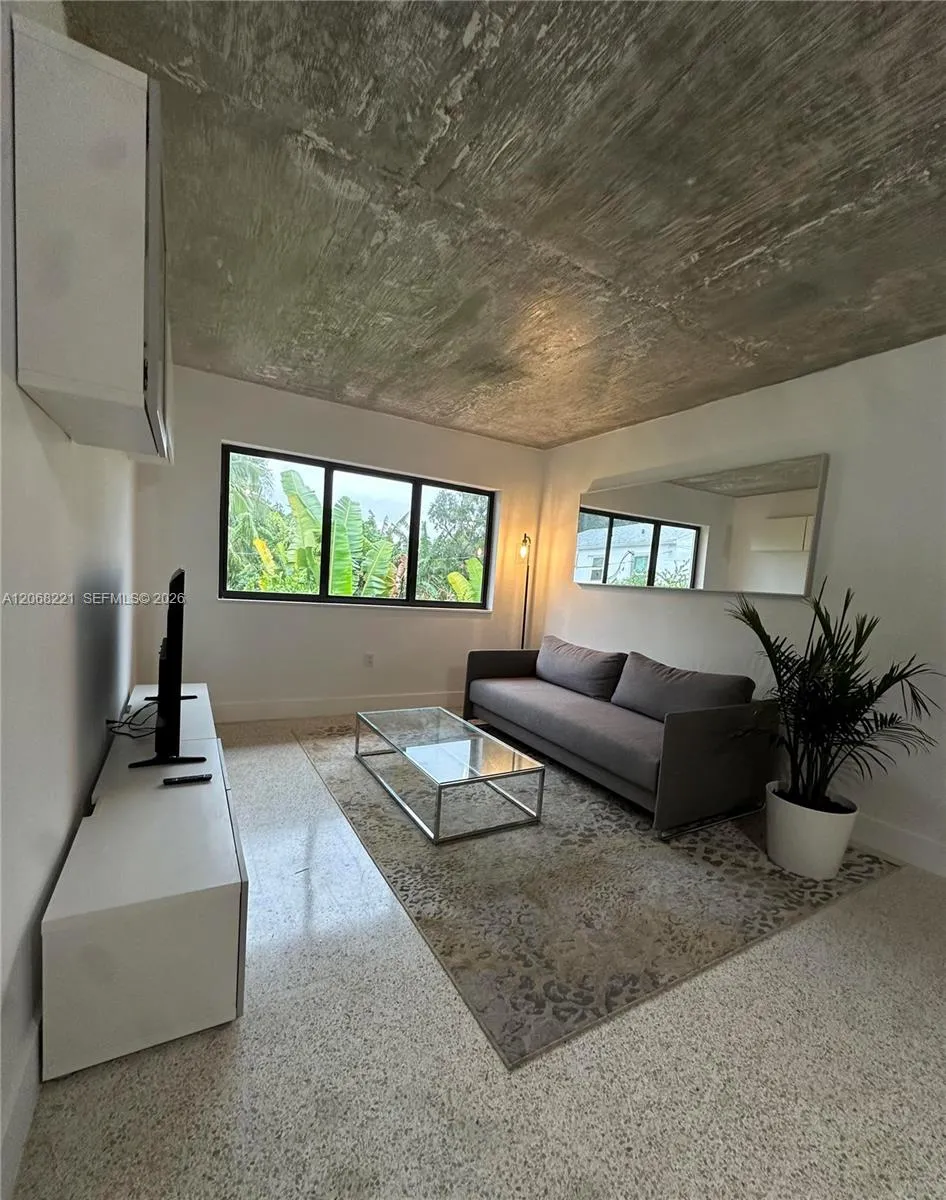 190 NW 69th St #6 Miami, FL 33150