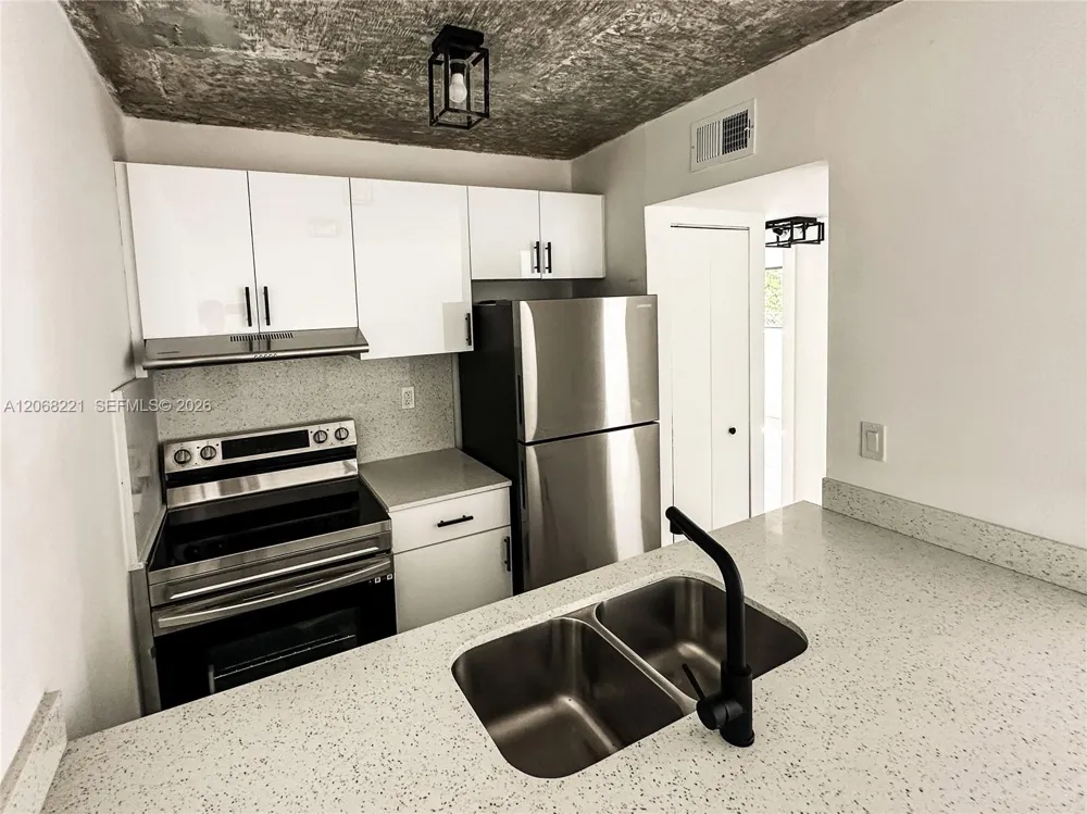 190 NW 69th St #6 Miami, FL 33150