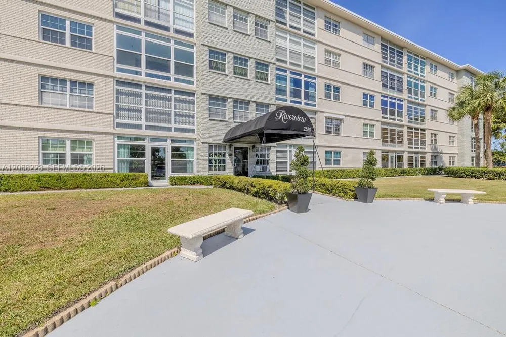 2333 Indian River Blvd #306 Vero Beach, FL 32960