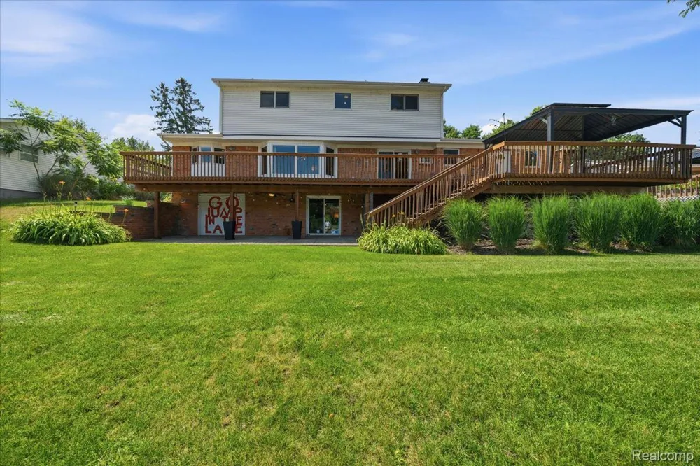 1888 Squaw Lagoon Drive Oxford Charter Township, MI 48371