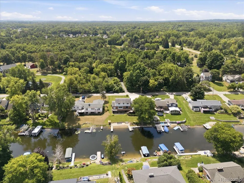 1888 Squaw Lagoon Drive Oxford Charter Township, MI 48371