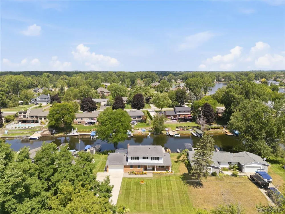 1888 Squaw Lagoon Drive Oxford Charter Township, MI 48371