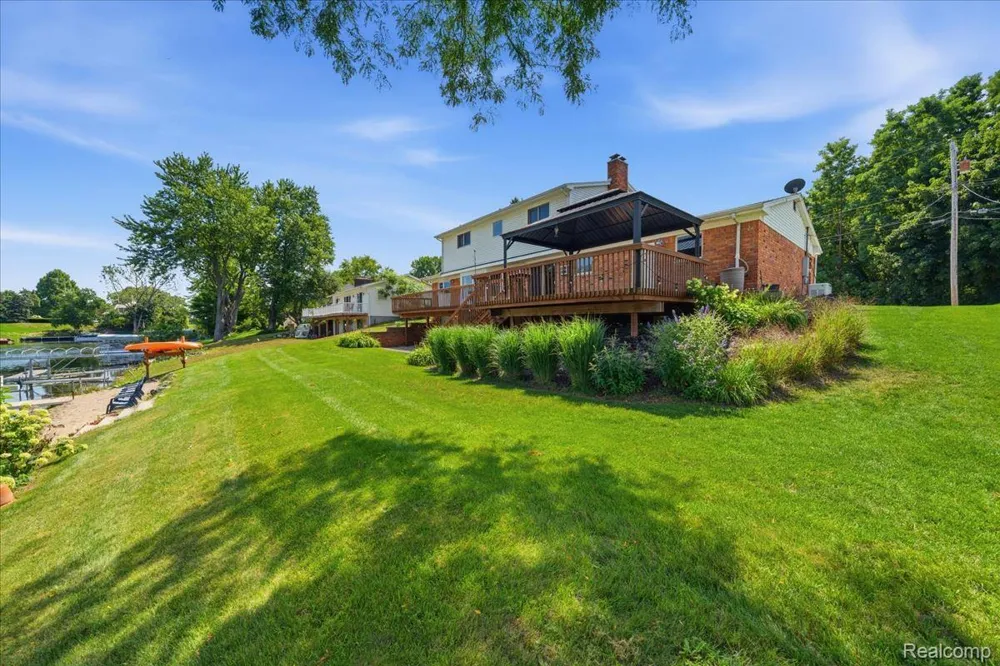1888 Squaw Lagoon Drive Oxford Charter Township, MI 48371