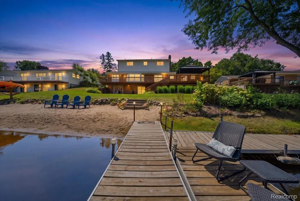 1888 Squaw Lagoon Drive Oxford Charter Township, MI 48371