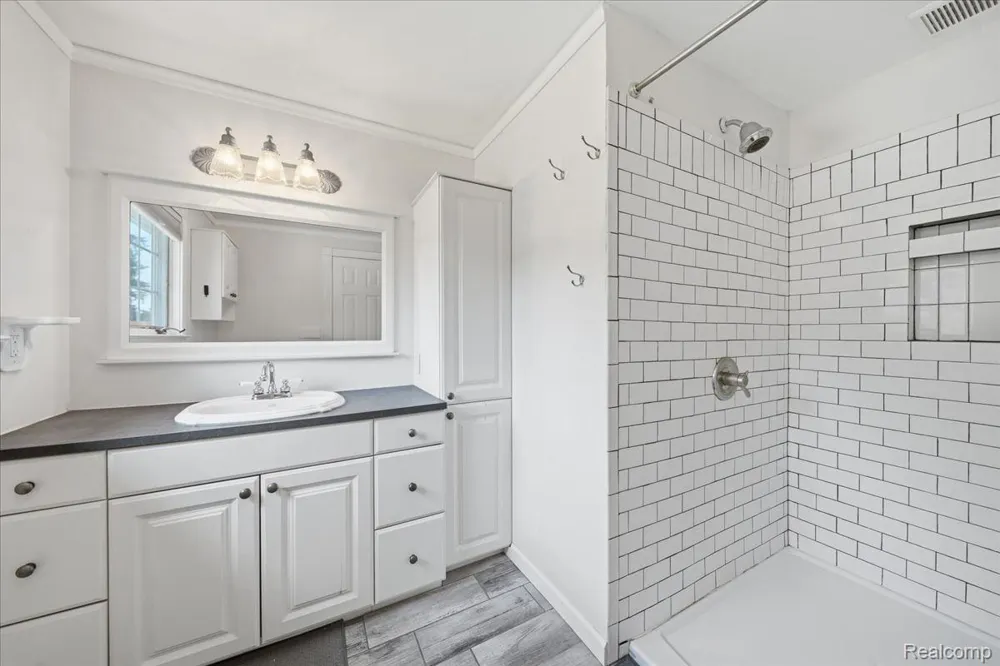 1888 Squaw Lagoon Drive Oxford Charter Township, MI 48371