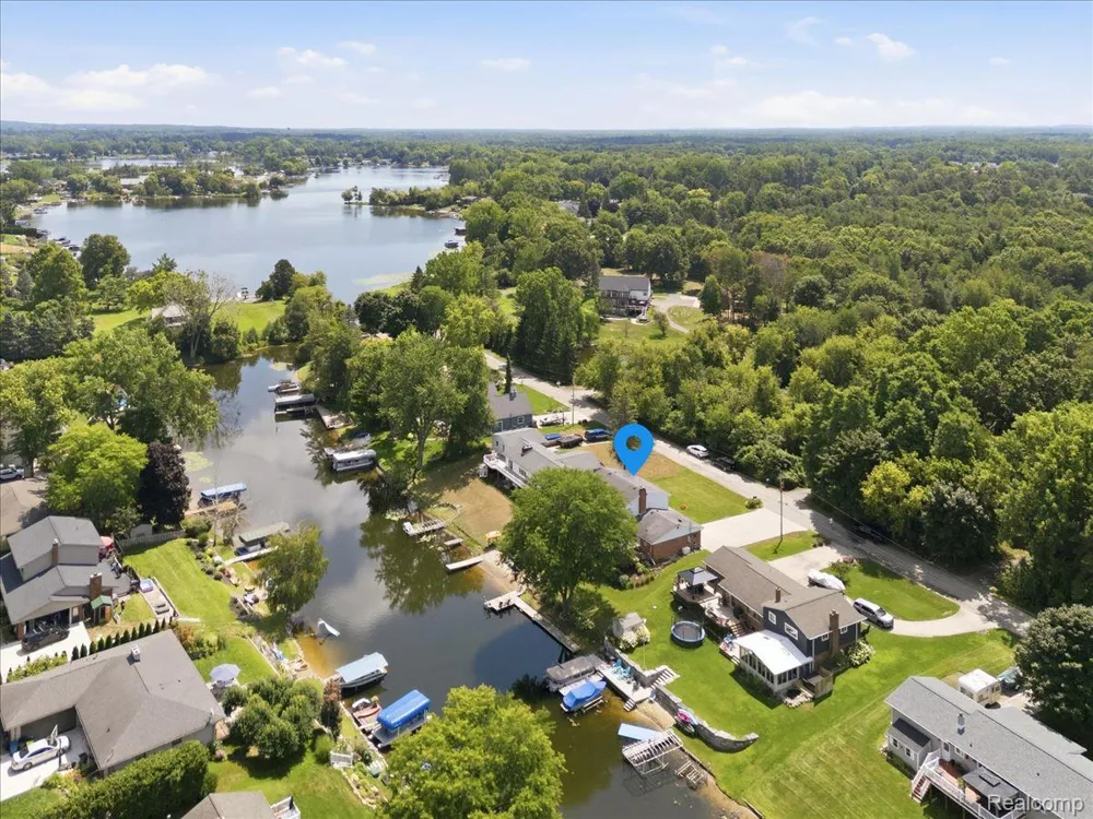 1888 Squaw Lagoon Drive Oxford Charter Township, MI 48371
