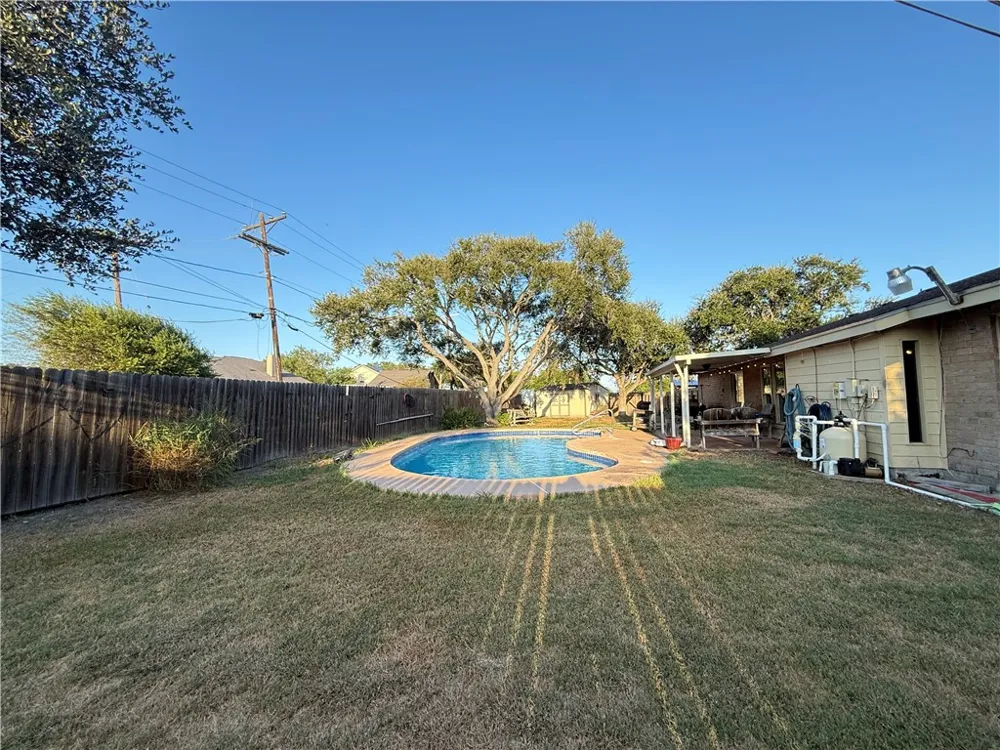 907 Hercules Drive E Bishop, TX 78343