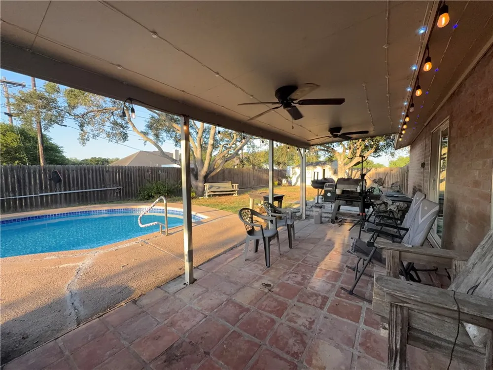 907 Hercules Drive E Bishop, TX 78343