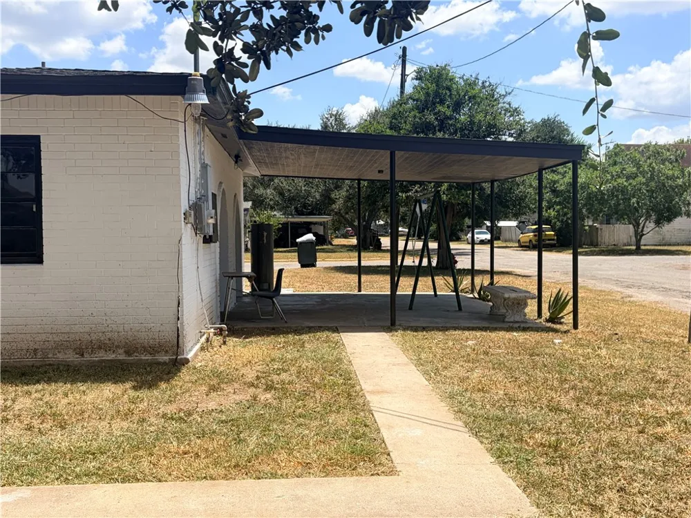 809 Loma Street Alice, TX 78332
