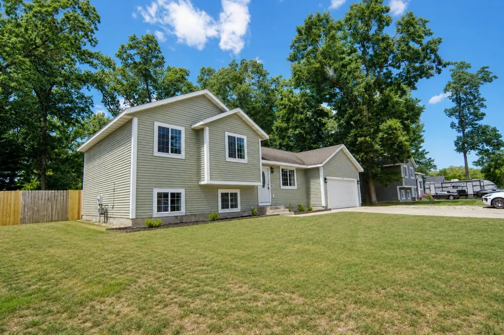 1109 Brian Drive Muskegon, MI 49442
