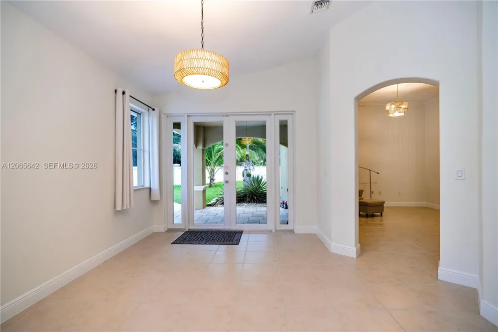 2823 Poinciana Cir Cooper City, FL 33026