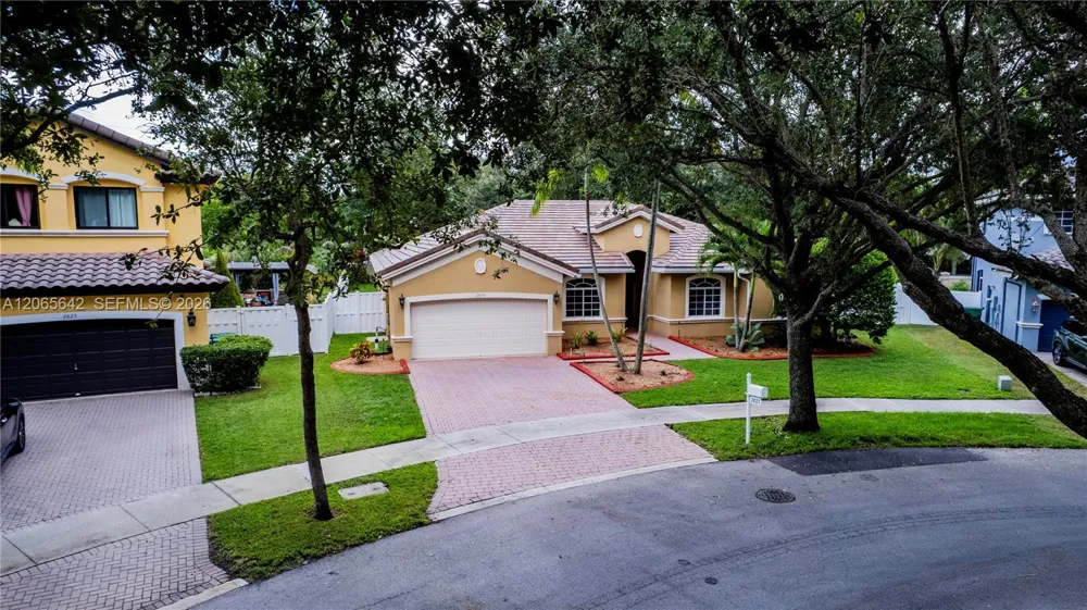 2823 Poinciana Cir Cooper City, FL 33026