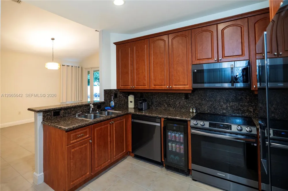 2823 Poinciana Cir Cooper City, FL 33026