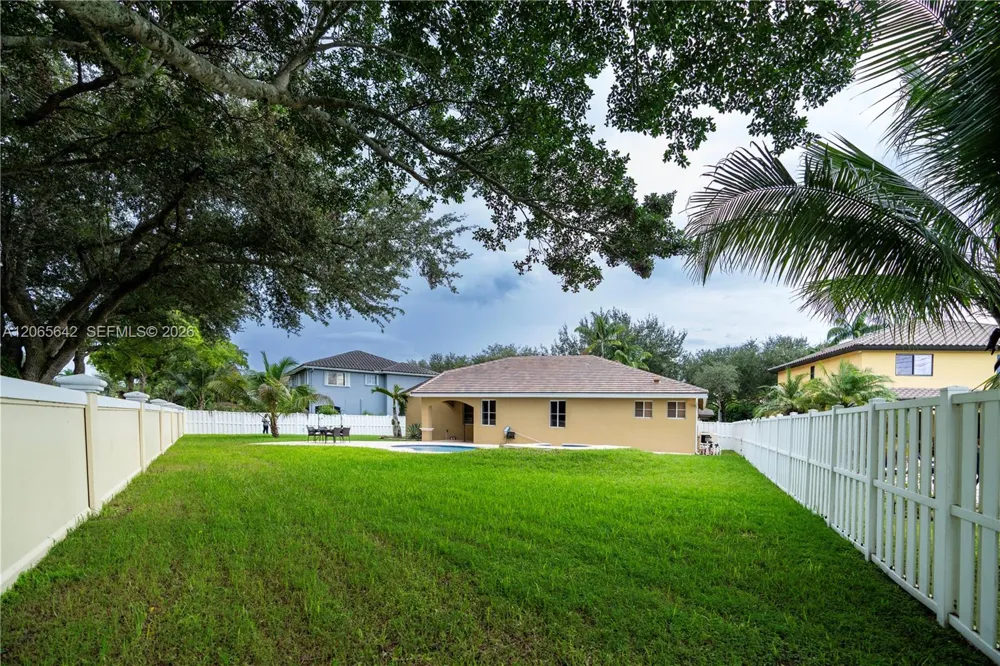 2823 Poinciana Cir Cooper City, FL 33026