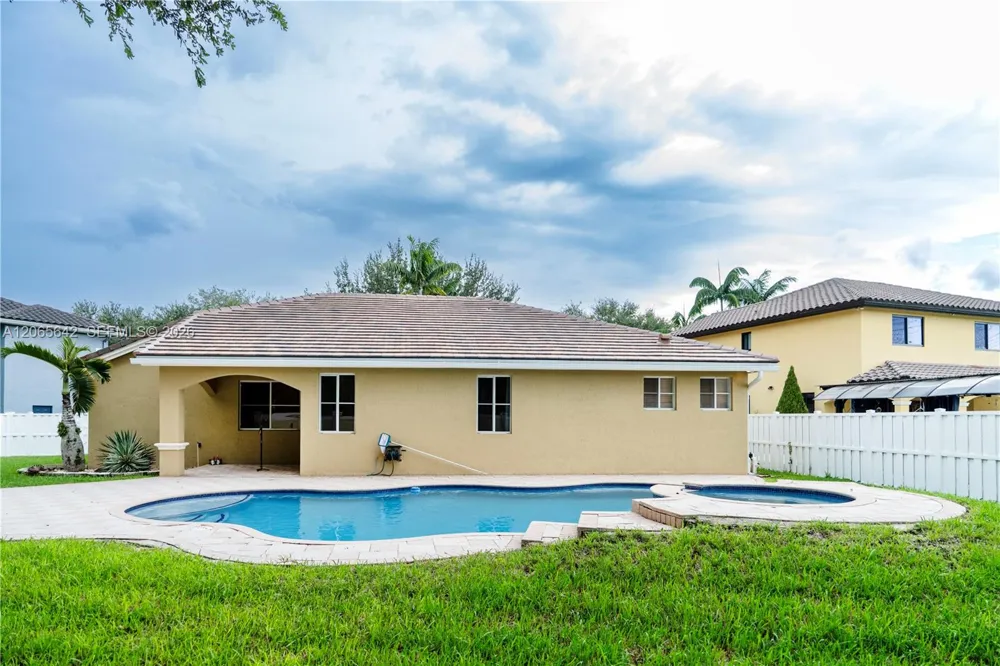 2823 Poinciana Cir Cooper City, FL 33026