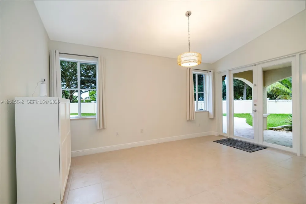 2823 Poinciana Cir Cooper City, FL 33026
