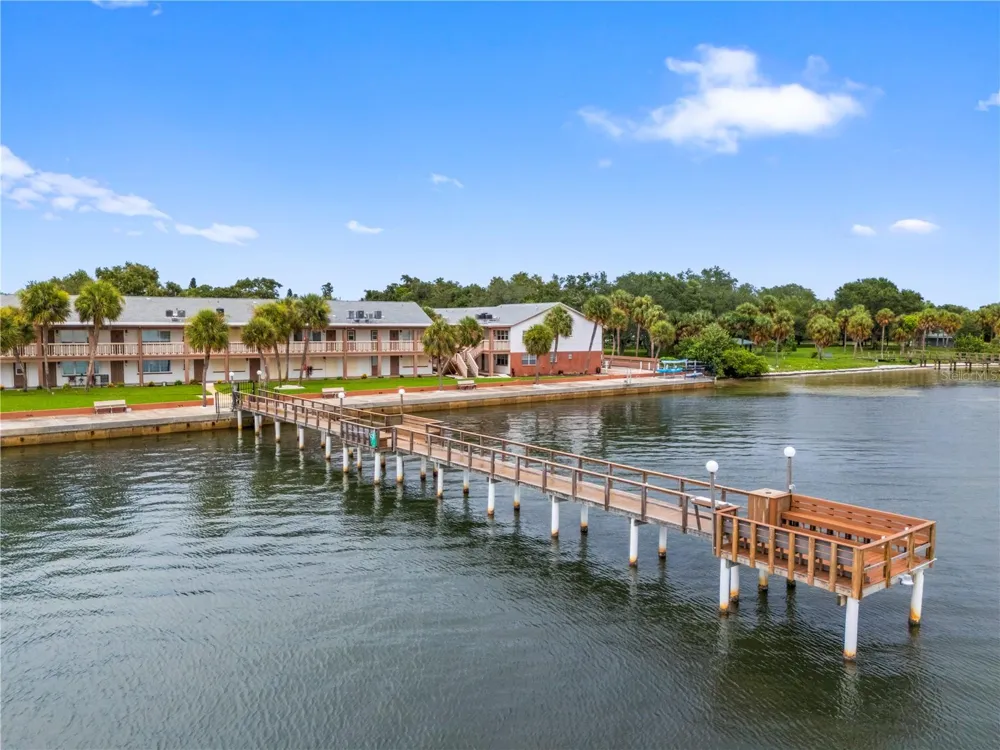 650 PINELLAS POINT DRIVE S #122 St Petersburg, FL 33705