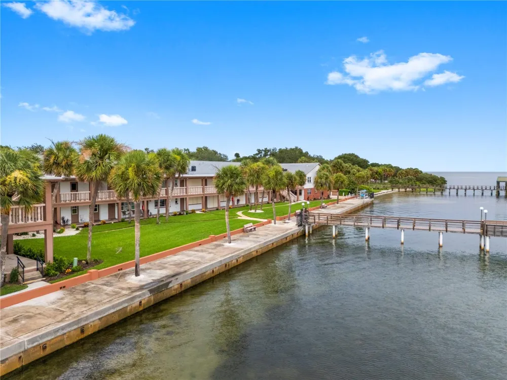 650 PINELLAS POINT DRIVE S #122 St Petersburg, FL 33705