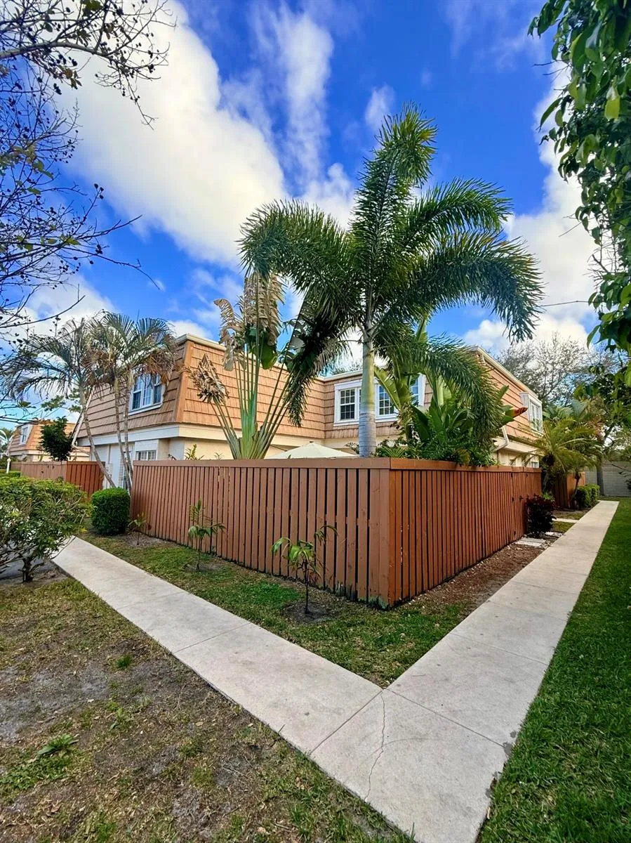 11584 WINCHESTER DRIVE Palm Beach Gardens, FL 33410