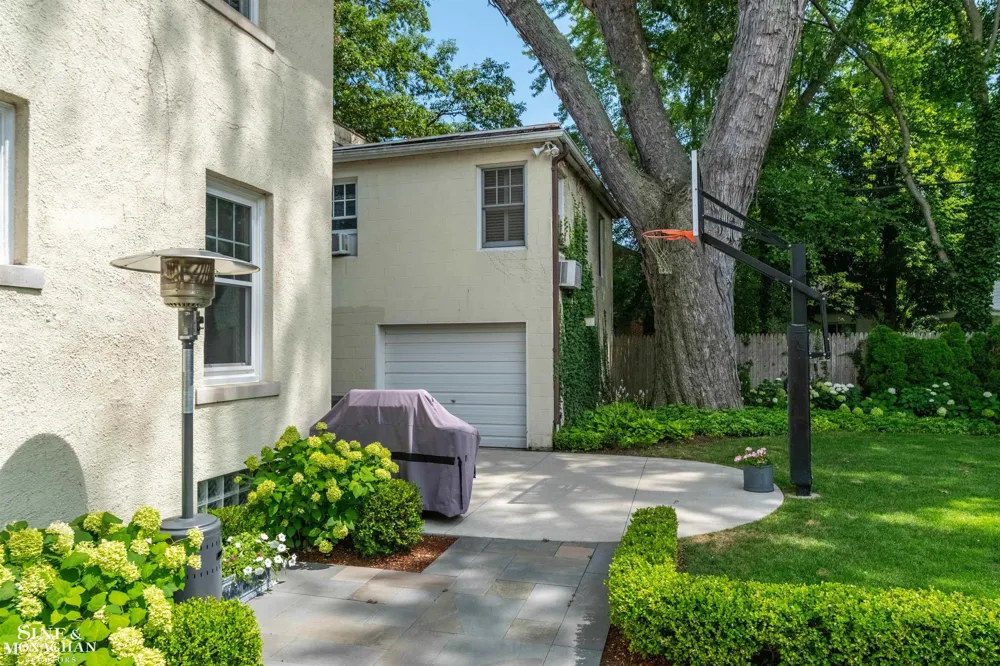 304 University Place Grosse Pointe City, MI 48230