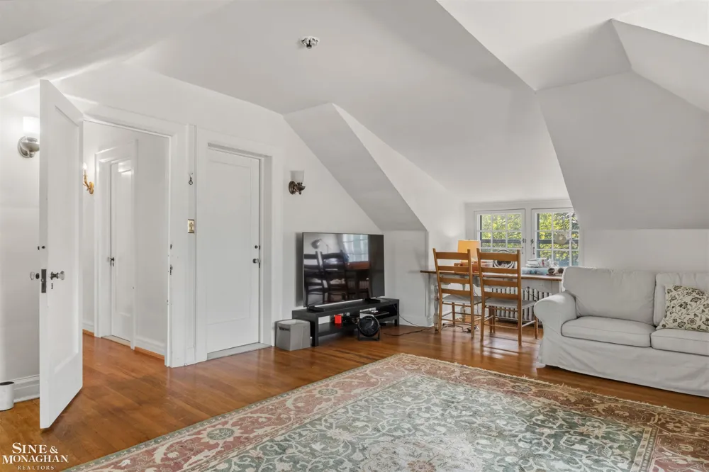 304 University Place Grosse Pointe City, MI 48230