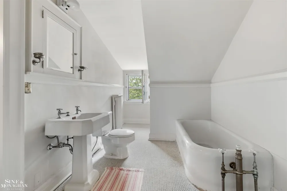 304 University Place Grosse Pointe City, MI 48230
