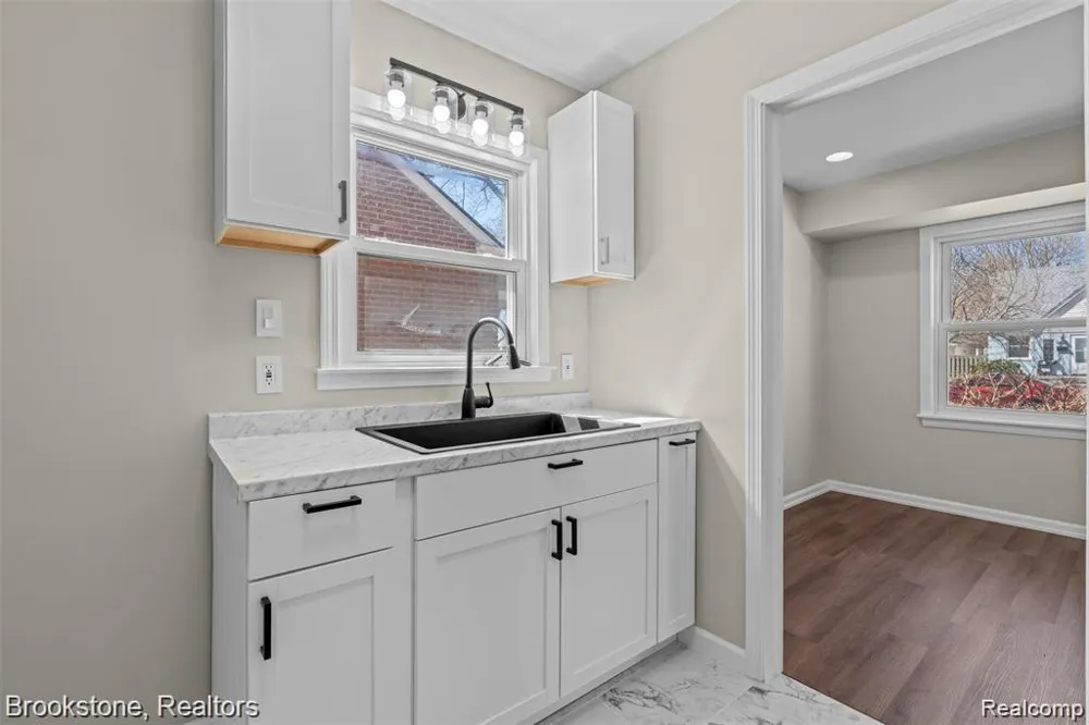 9956 Arnold Street Redford Charter Township, MI 48239