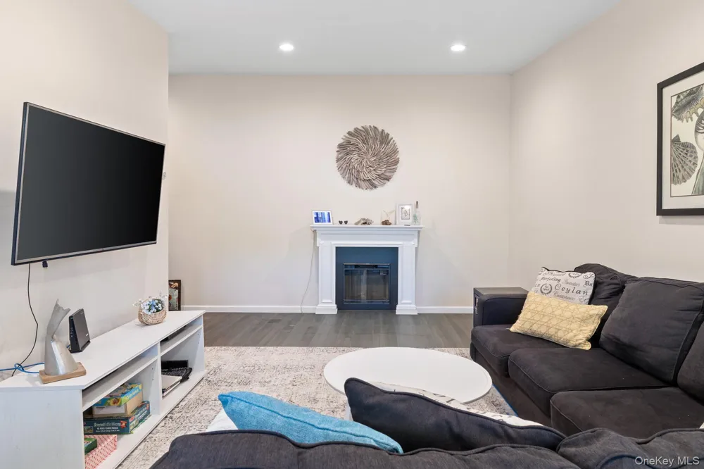 748 Deer Park Avenue #7H North Babylon, NY 11703