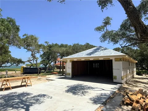 2106 Royal Oaks
