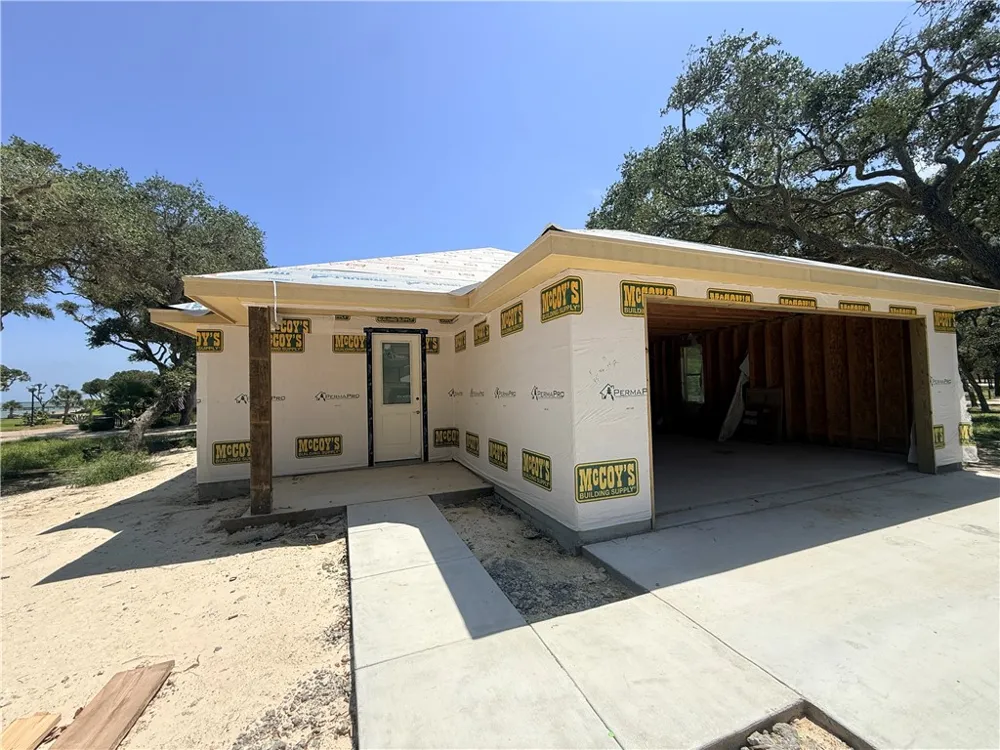 2106 Royal Oaks Rockport, TX 78382