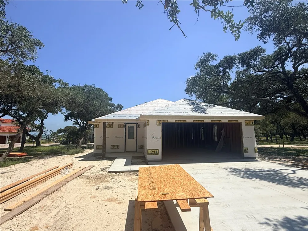 2106 Royal Oaks Rockport, TX 78382