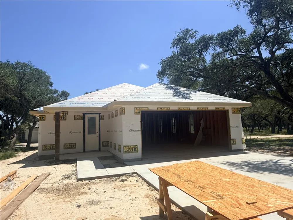 2106 Royal Oaks Rockport, TX 78382