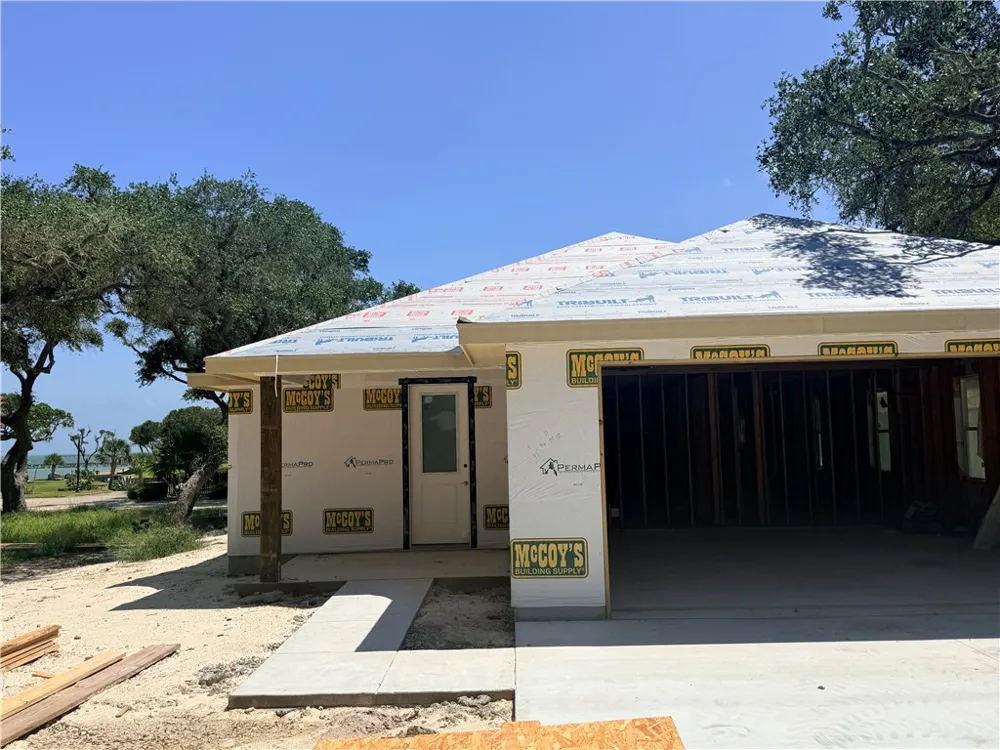 2106 Royal Oaks Rockport, TX 78382