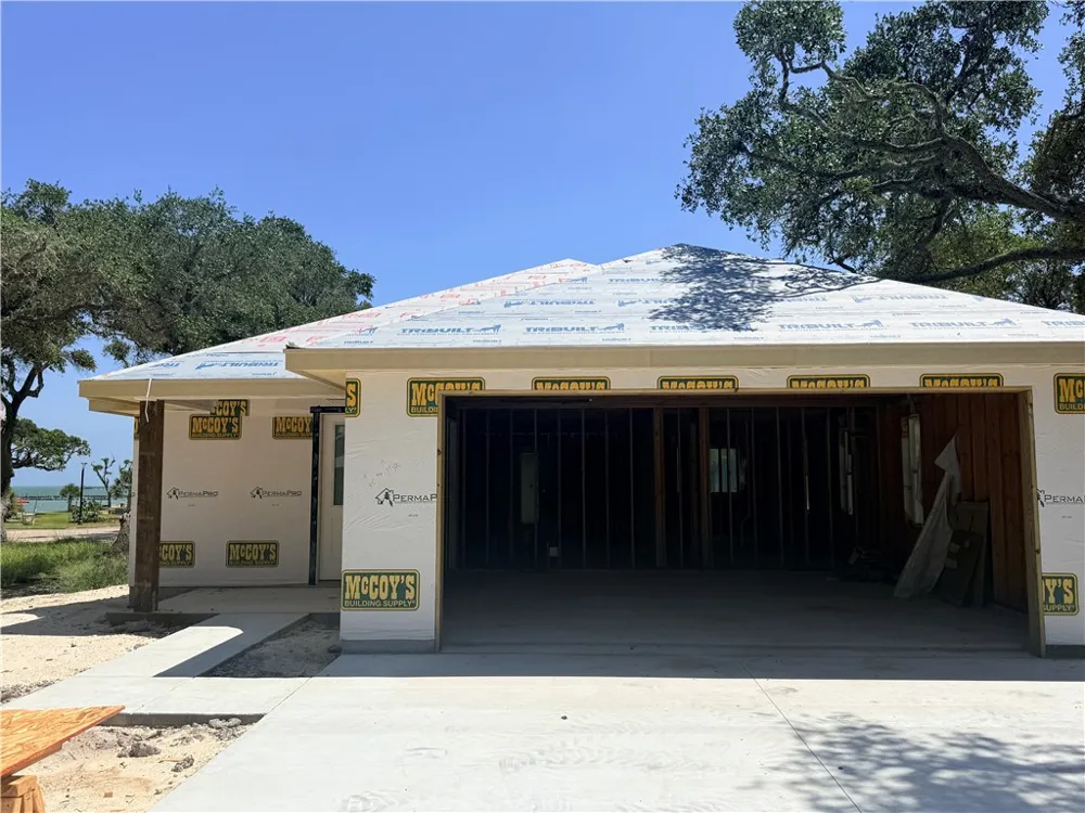 2106 Royal Oaks Rockport, TX 78382