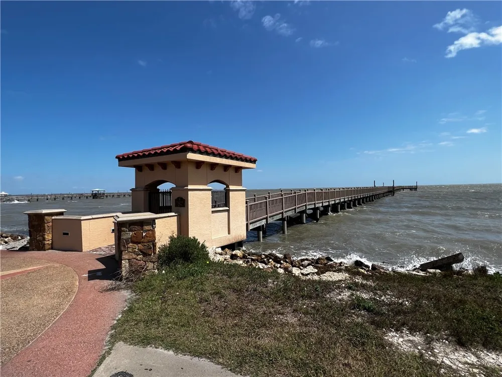 2106 Royal Oaks Rockport, TX 78382