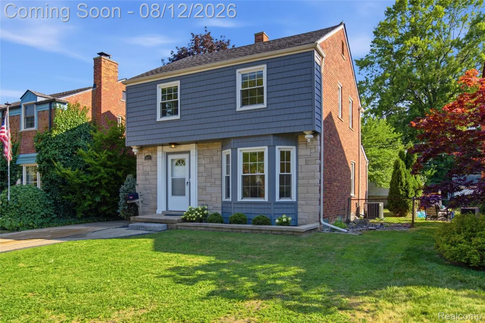2073 Van Antwerp Street Grosse Pointe Woods City, MI 48236