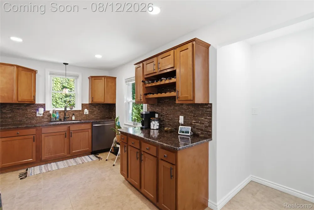 2073 Van Antwerp Street Grosse Pointe Woods City, MI 48236