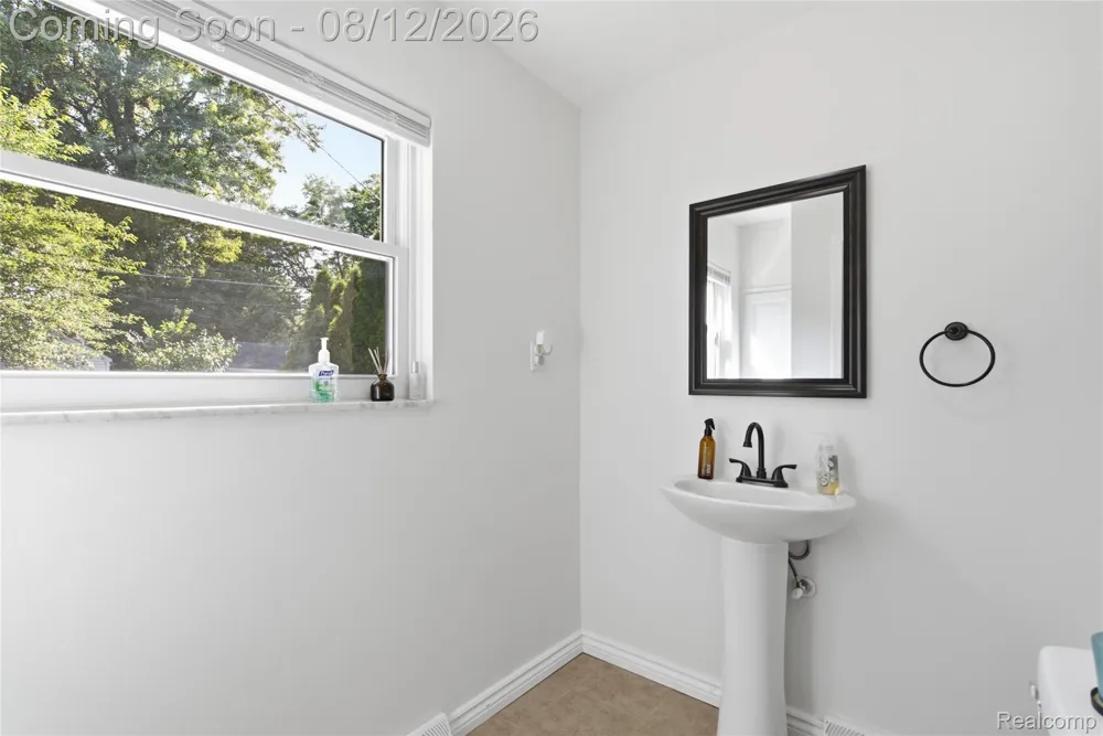 2073 Van Antwerp Street Grosse Pointe Woods City, MI 48236
