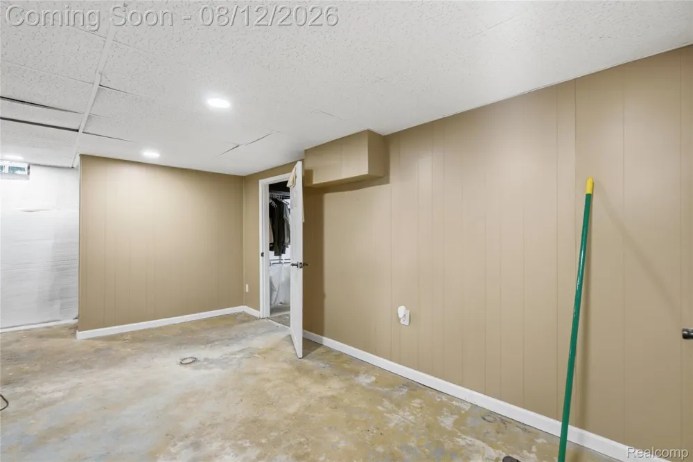 2073 Van Antwerp Street Grosse Pointe Woods City, MI 48236